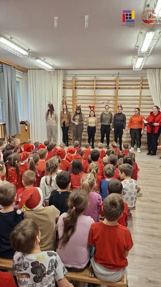 Színjátszók az óvódában karácsonyi műsorral